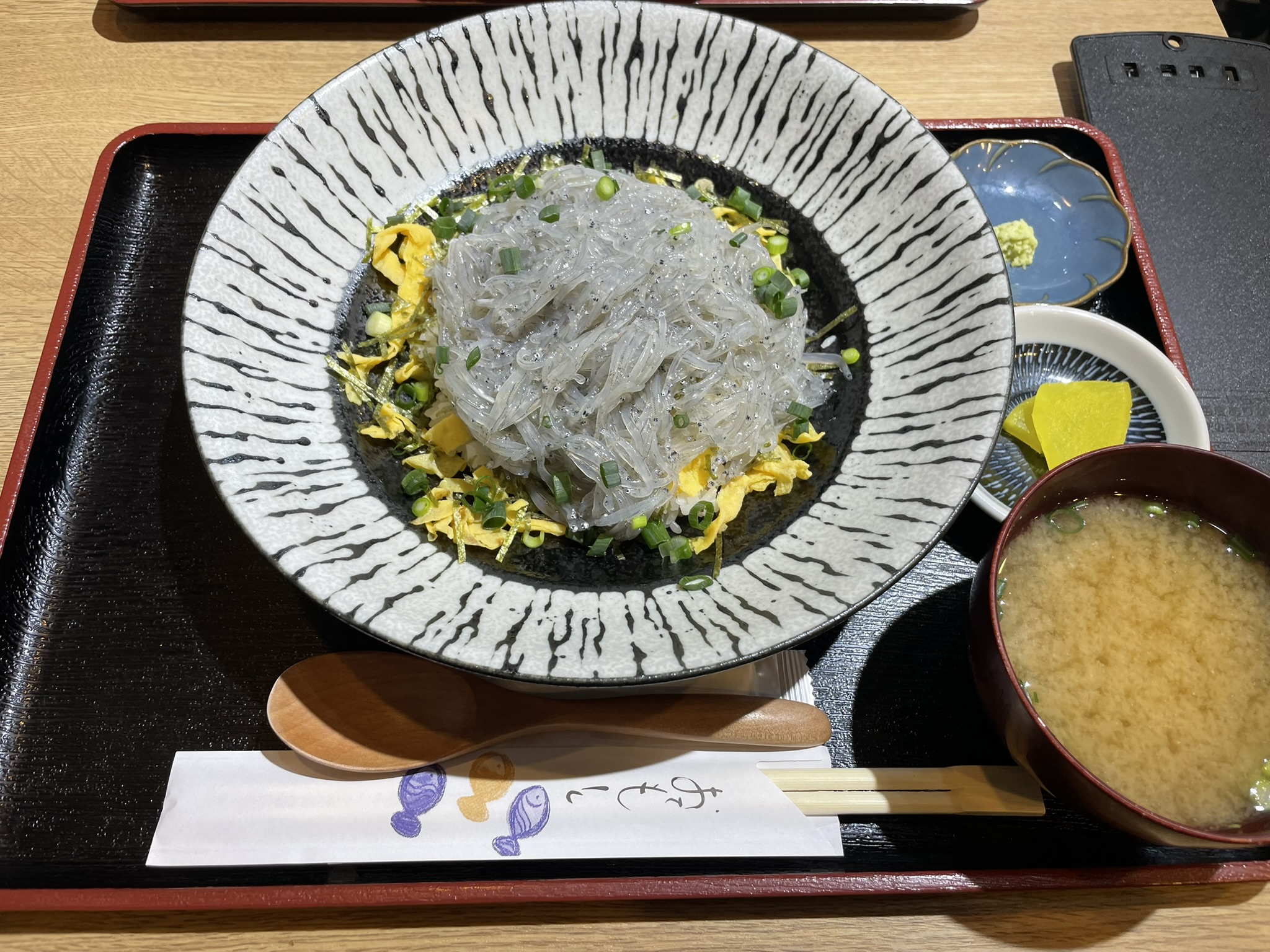 生しらす丼